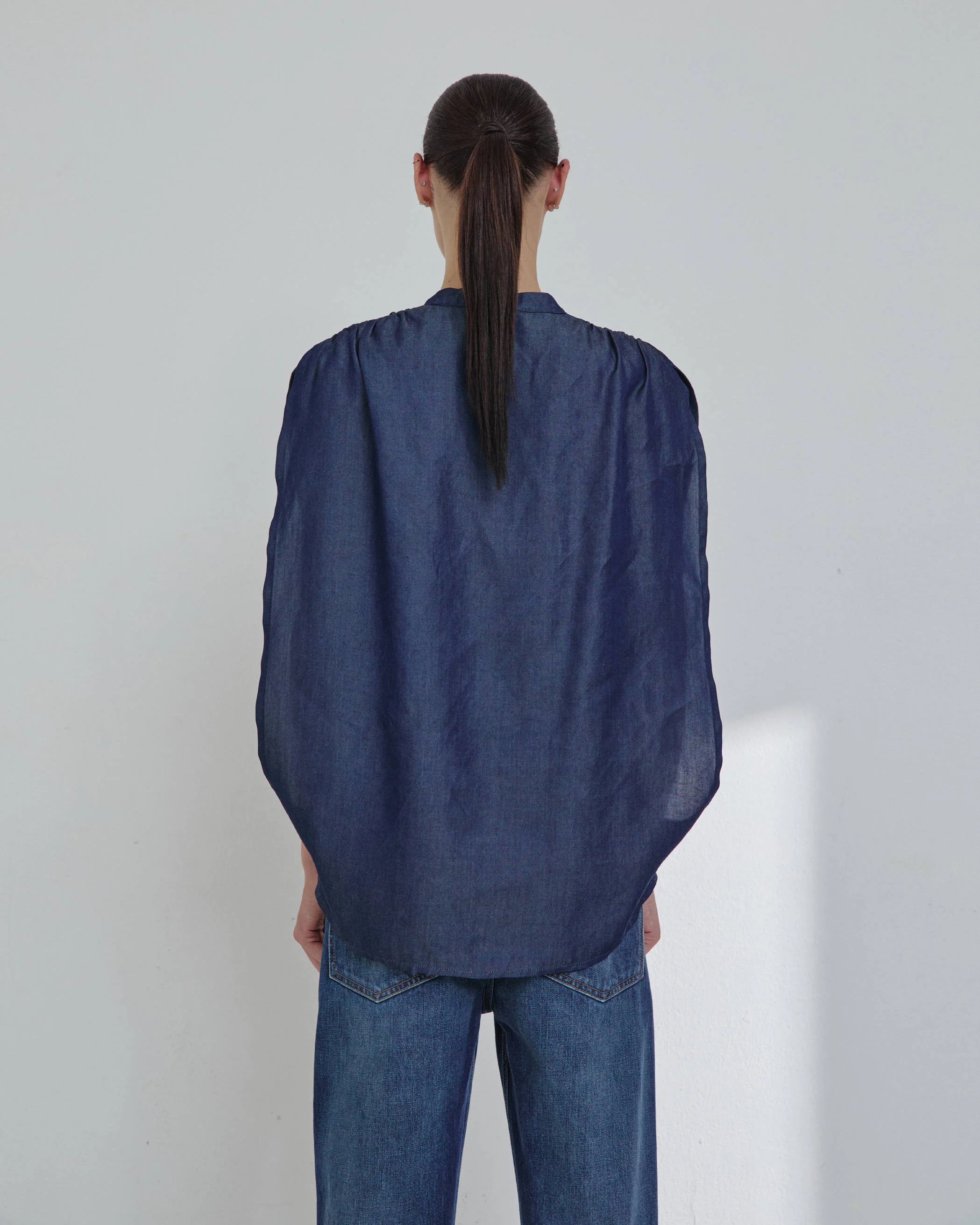 TRACY - LIGHT CHAMBRAY SLEEVELESS BLOUSE - Image 3